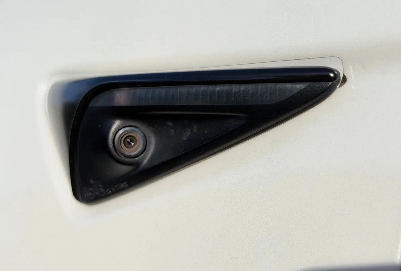 HW3 B-pillar side repeater — clear dark lens on white paint